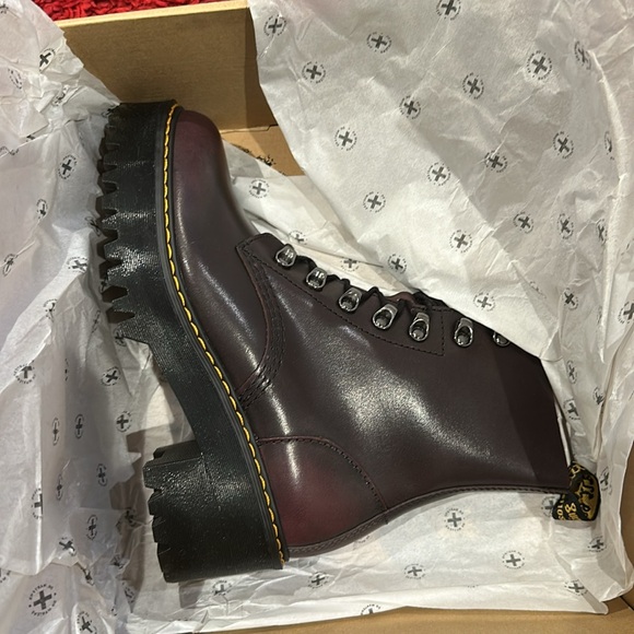 Dr. Marten’s sought after Leona vintage leather boot in Burgundy!!💜 - Picture 4 of 4